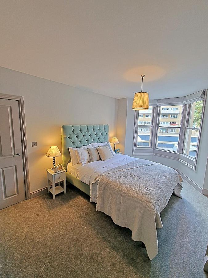 Beautiful Modern 1 Bedroom Apartment, City Centre บาธ ภายนอก รูปภาพ