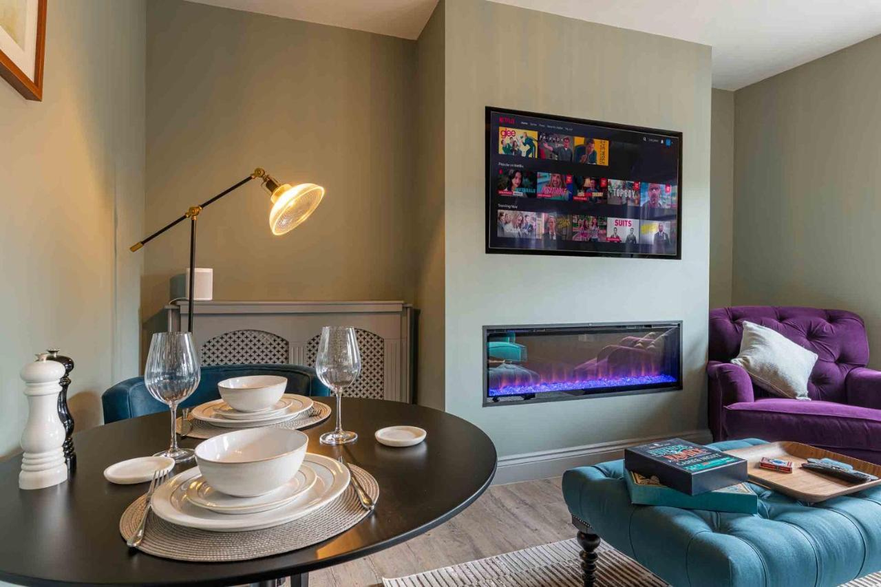 Beautiful Modern 1 Bedroom Apartment, City Centre บาธ ภายนอก รูปภาพ