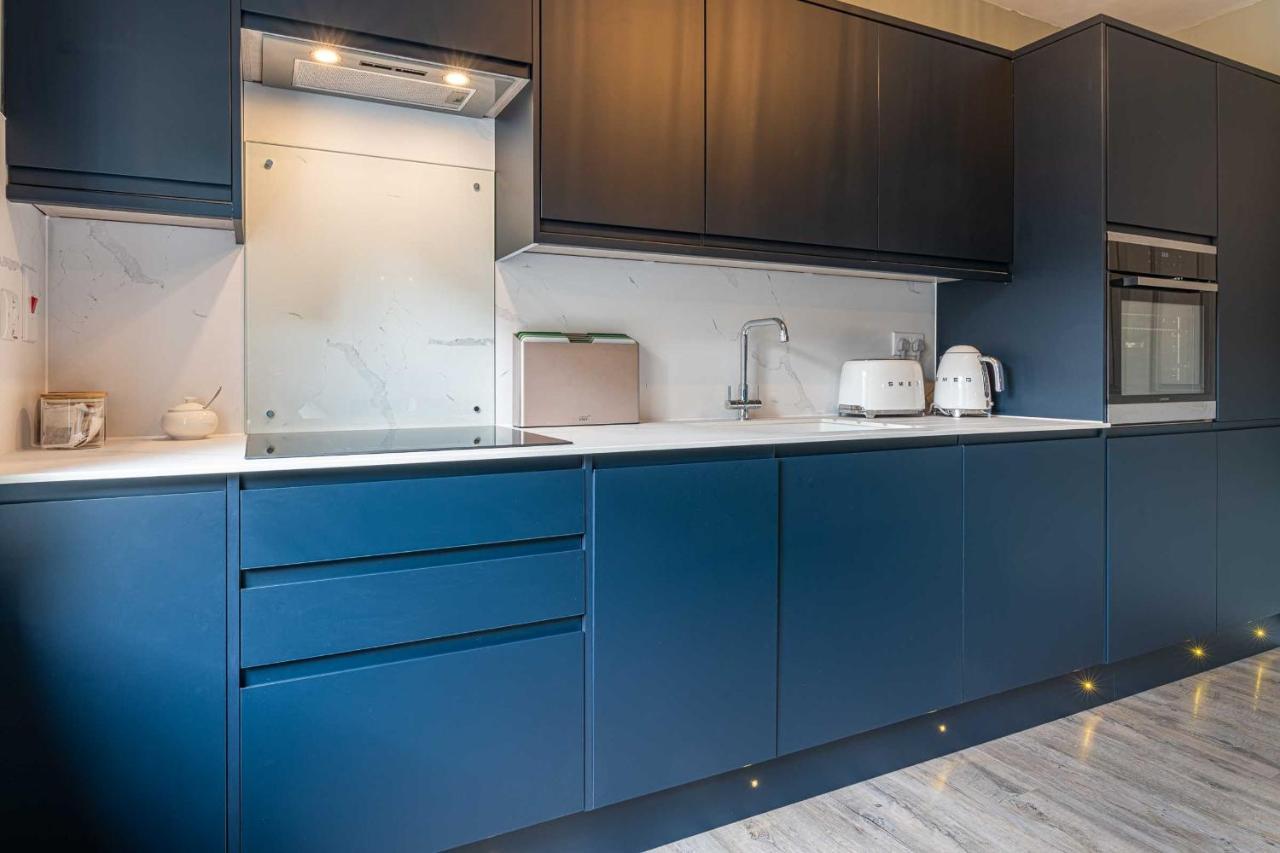 Beautiful Modern 1 Bedroom Apartment, City Centre บาธ ภายนอก รูปภาพ