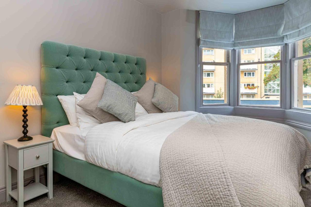 Beautiful Modern 1 Bedroom Apartment, City Centre บาธ ภายนอก รูปภาพ