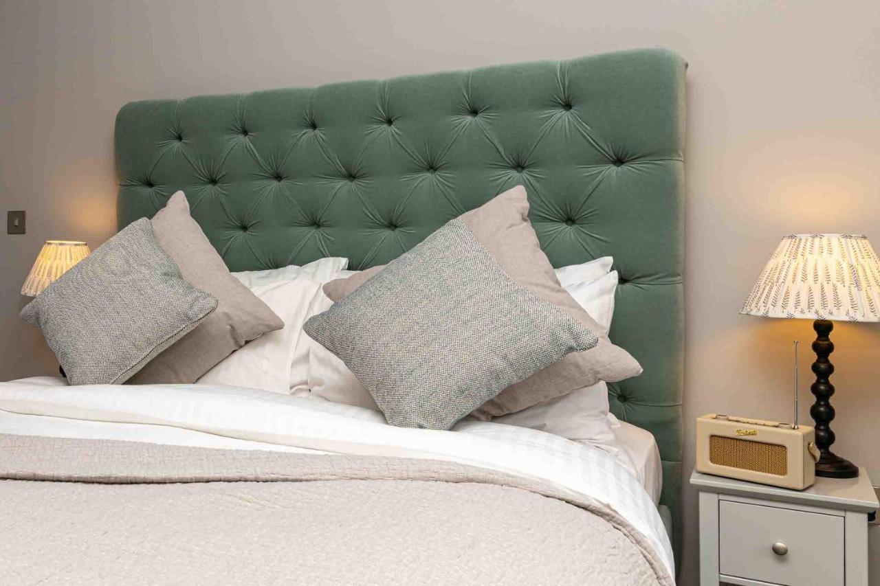 Beautiful Modern 1 Bedroom Apartment, City Centre บาธ ภายนอก รูปภาพ